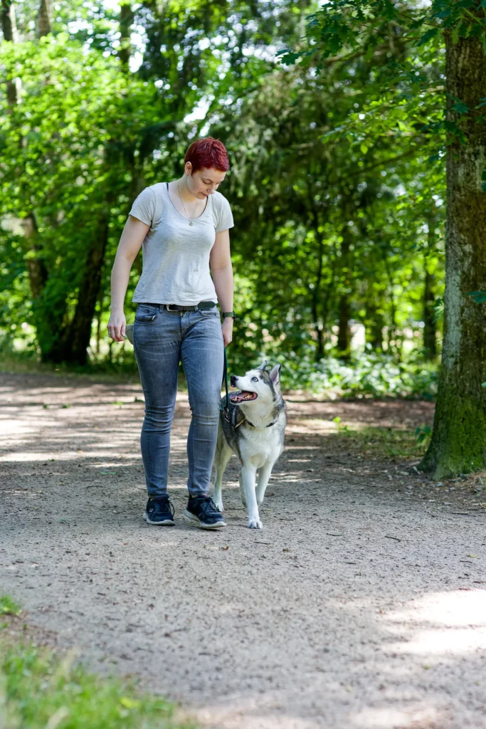 Hundetrainerin Janne Harms beim Kurs Entspannter Spaziergang in Kiel