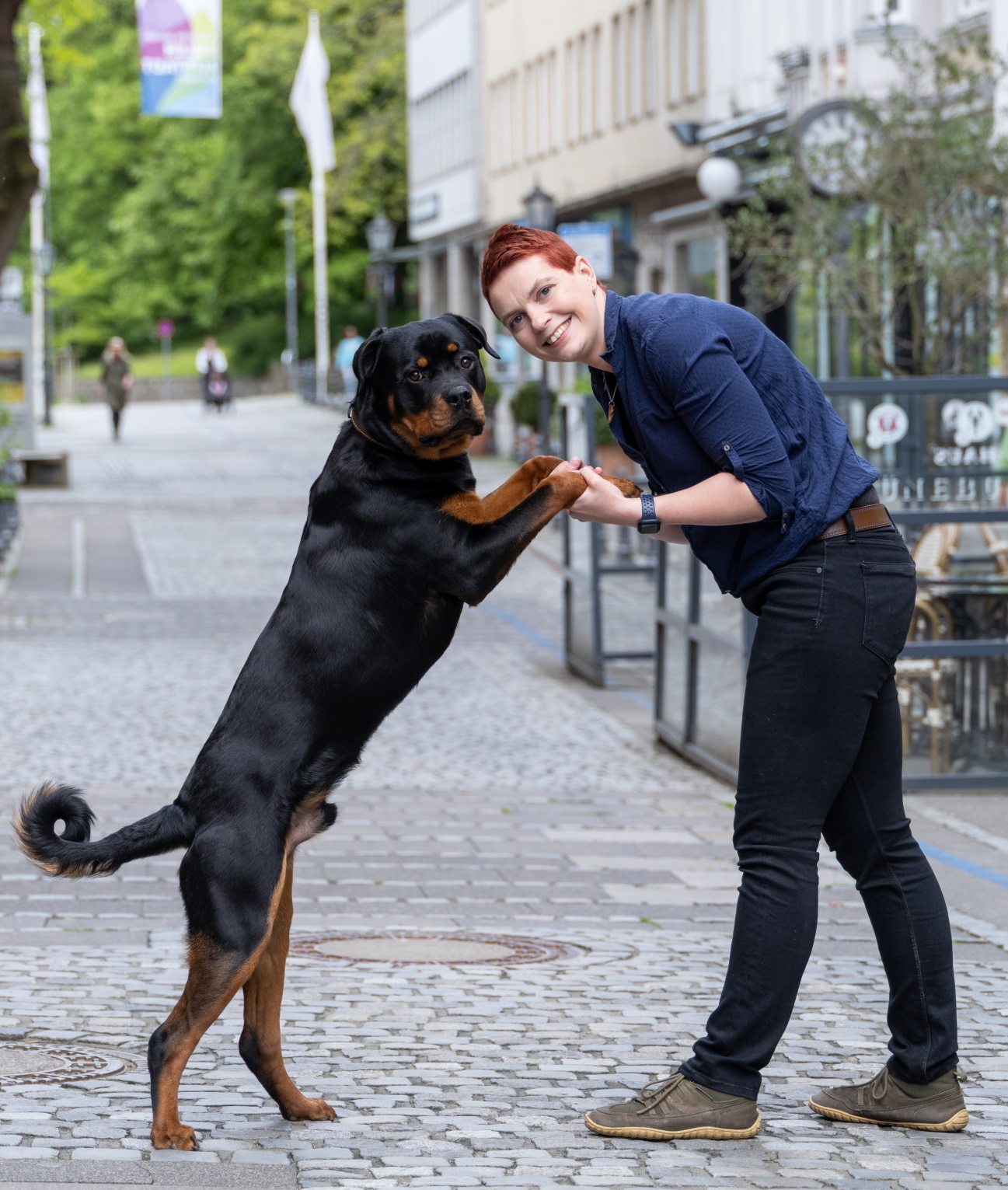 Hundetrainerin der Hundeschule Kiel mit Rottweiler